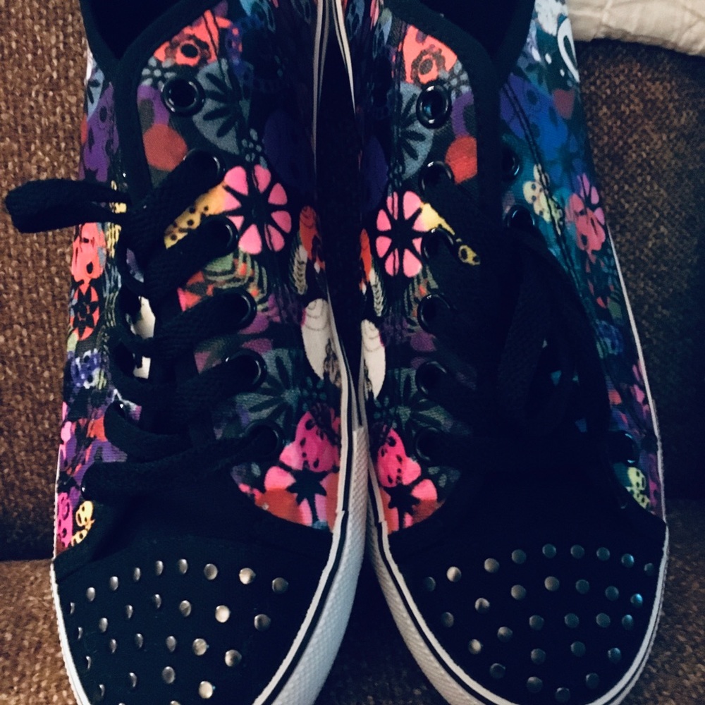 Skull sneakers. Size 7